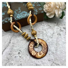 Halloween Karneval Kostüm Zubehör kreisförmige Anhänger aus Holz lange Halskette